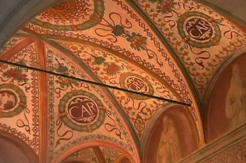 Dettaglio affreschi medievali nella chiesa romanica di Guinzano