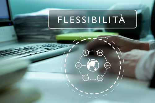 Immagine con scritto Flessibilità su sfondo di mani che digitano e grafica rete logistica globale UtopiX