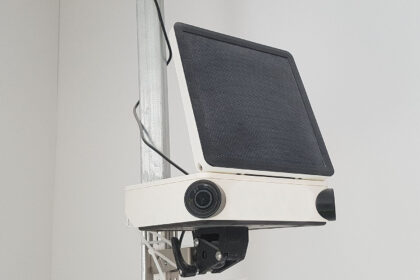 Telecamera di sorveglianza cantiere su supporto – Monitoraggio UtopiX Telecamera timelapse quadrata su supporto bianco per monitoraggio cantiere UtopiX