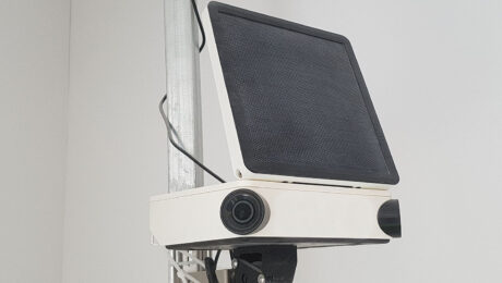 Telecamera di sorveglianza cantiere su supporto – Monitoraggio UtopiX Telecamera timelapse quadrata su supporto bianco per monitoraggio cantiere UtopiX