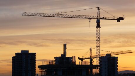 Cantiere edile con gru monitorabile da remoto