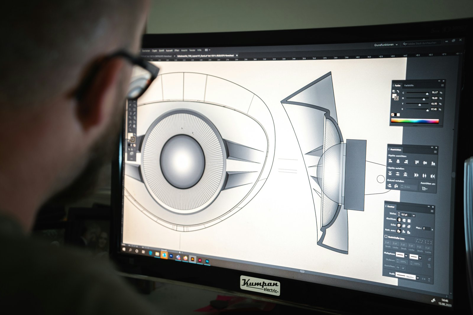 Costruzione di un modello 3D da elaborati di progetto Tecnico al lavoro su un modello tridimensionale visualizzato su un grande monitor